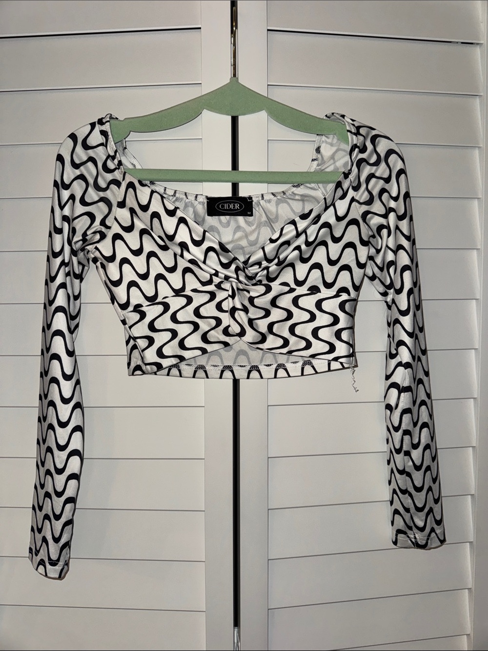 Cider Black & White Wavy Twist-Front Long Sleeve Crop Top